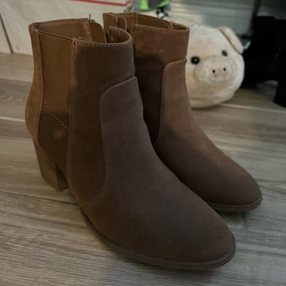 Universal Threads brown boot heals